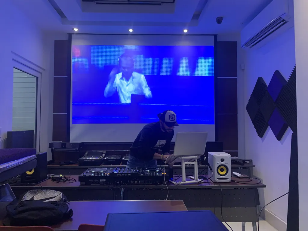 Estudiantes en curso de DJ